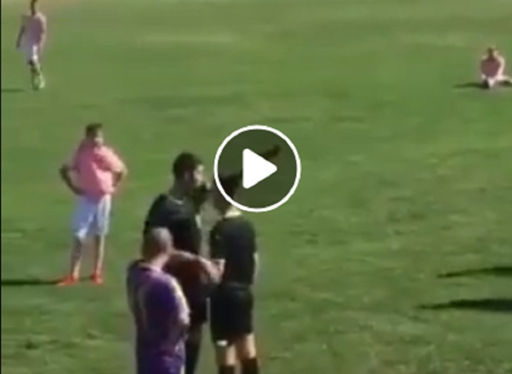 Sudija prišao pomoćniku i uradio nešto o čemu svet priča! Nikada viđeno na fudbalskim terenima (VIDEO)