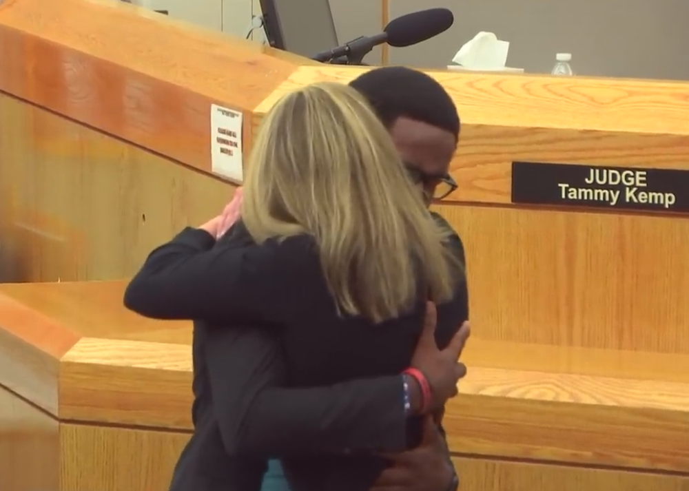 Policajka mu ubila brata dok je u sobi mirno jeo sladoled, a posle presude joj se obratio! Ono što joj je rekao pamtiće čitav život! (VIDEO)