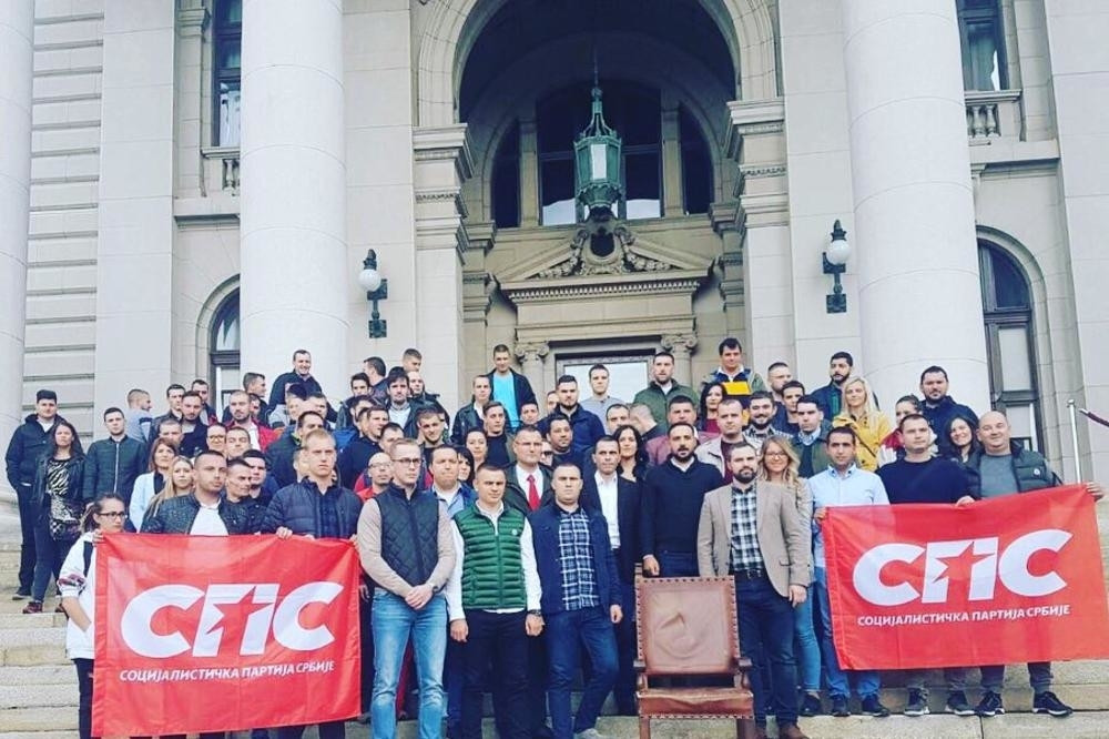 Omladina SPS vratila u skupštinu fotelju ukradenu 5. oktobra! Iznenadićete se kad vidite gde je bila sve vreme!