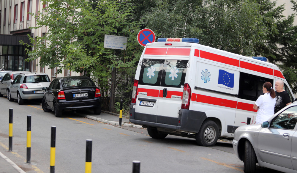 Teško povređen radnik, lekari mu se bore za život!