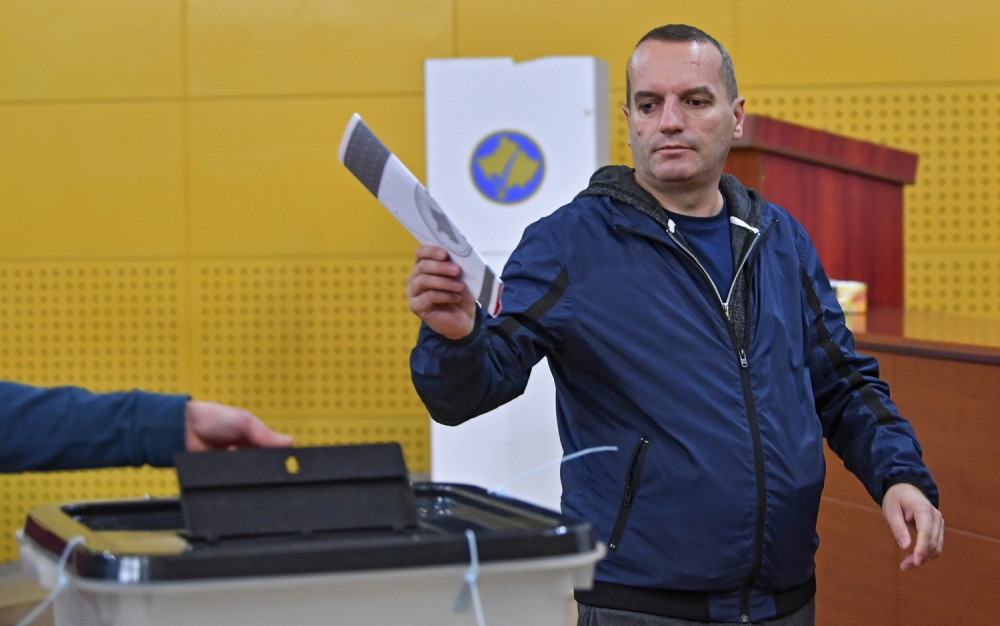 Kosovska policija napala birača! Žestoko im je pomrsio konce!