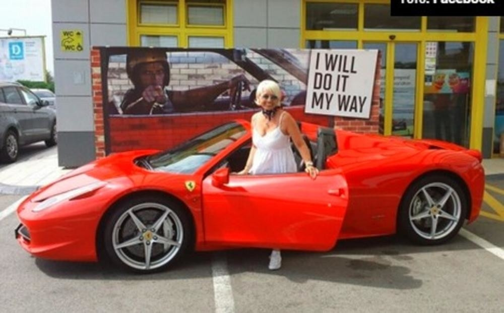 Uzela mu kuće i ogromno bogatstvo, pa se hvalila crvenim ferarijem! Sad joj se sve obilo o glavu!