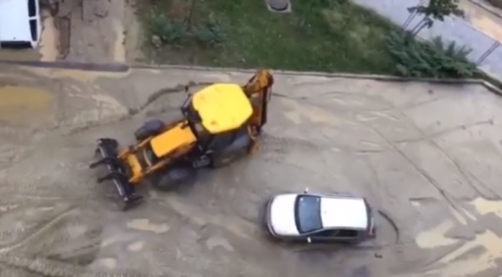 Na asfaltu se otvorila rupa i progutala automobil! Izbila havarija, policija odmah dotrčala na lice mesta!