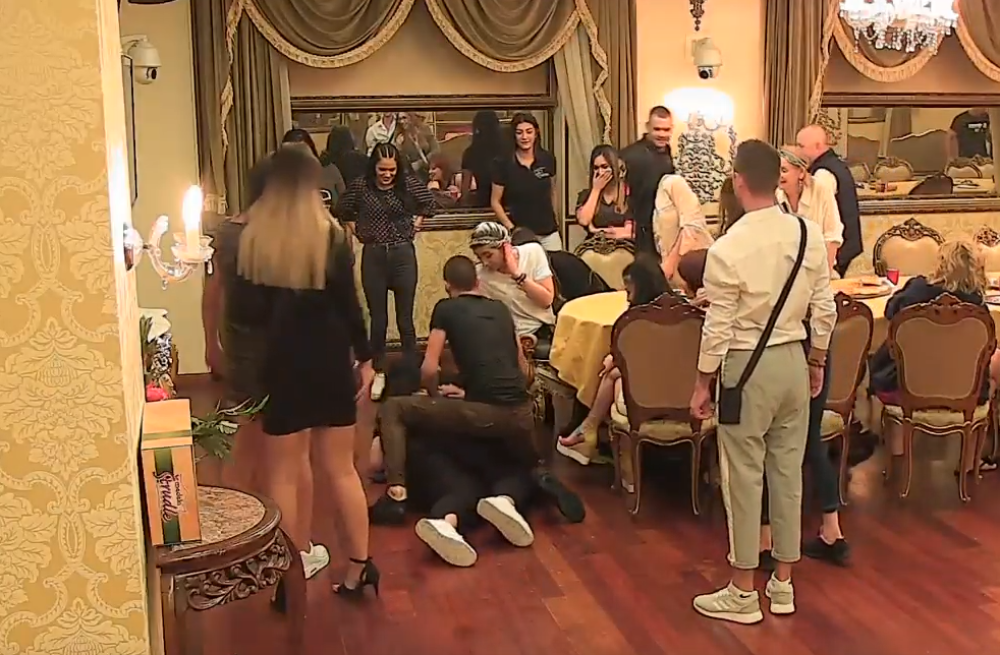 Hitna diskvalifikacija?! Nezapamćena tuča u istoriji rijalitija! Gurali se, šutirali i psovali!