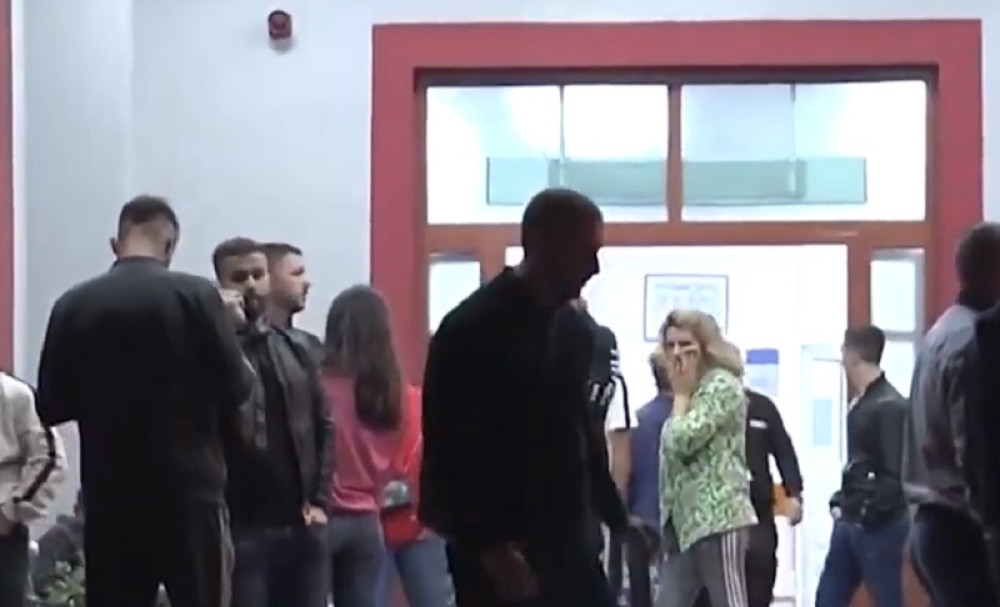 Golman skočio sa šestog sprata zbog devojke - Doktori mu se bore za život