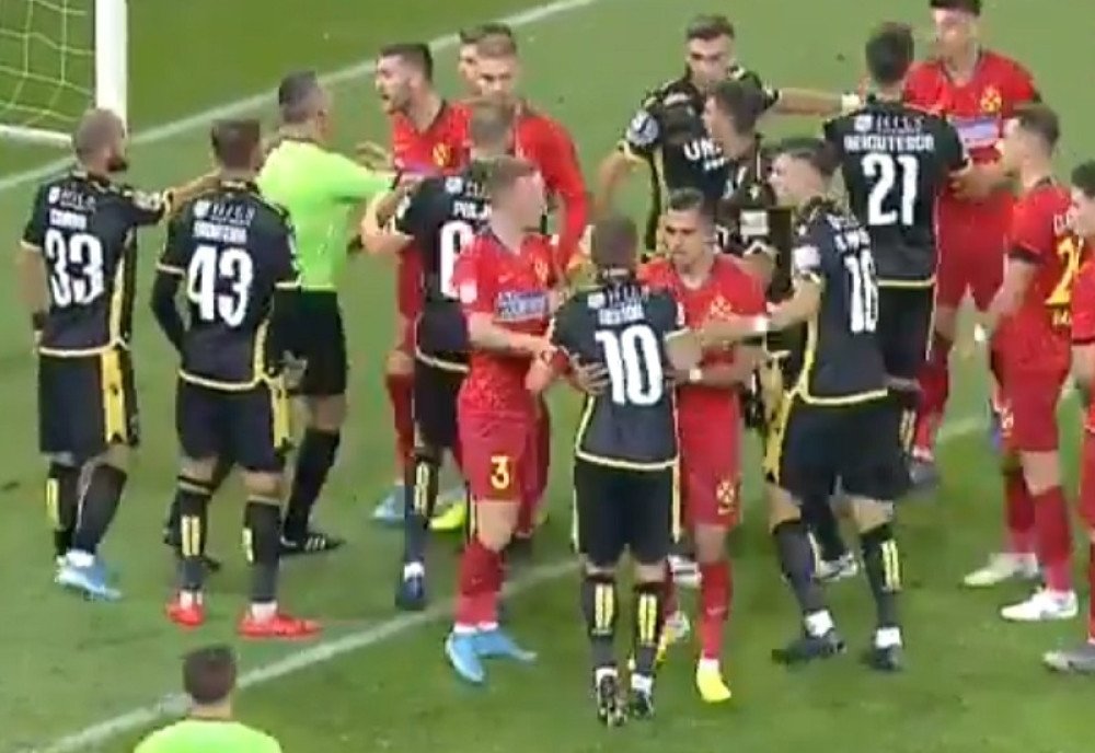 Topovski udari, tuča, prekid - Evropa priča o divljaštvu naših komšija (VIDEO)