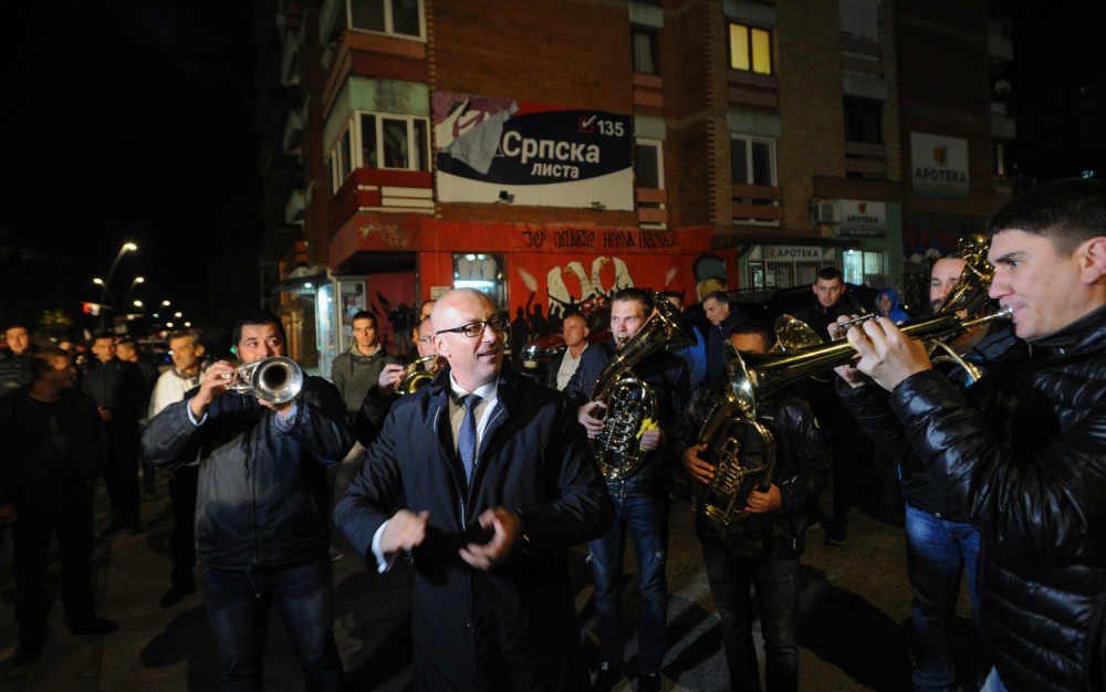 Građani okupljeni na trgu, čuju se "Vidovdan" i "Srpska se truba sa Kosova čuje"!