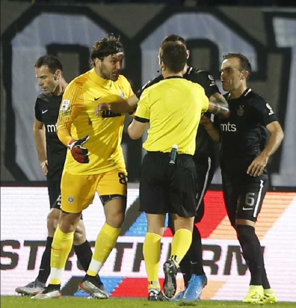 Penal za "zmajeve" nije jedina diskutabilna odluka arbitra - Još dve situacije u Humskoj povod za polemiku (VIDEO)