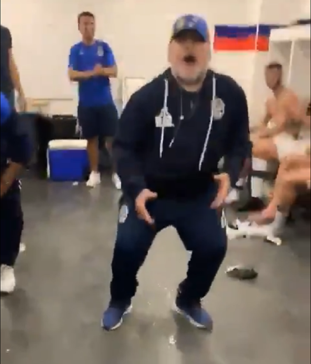 Procurio snimak iz svlačionice - Maradona napravio šou posle pobede nad najvećim rivalom (VIDEO)
