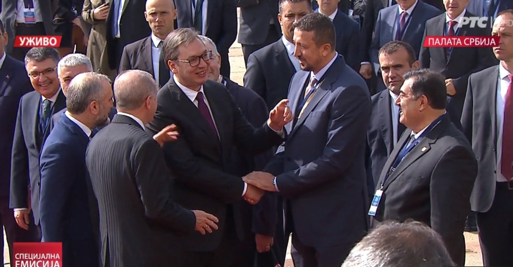 Vučić se pozdravljao sa članovima turske delegacije, a onda ga je brat Hido uhvatio za ruku! (FOTO)