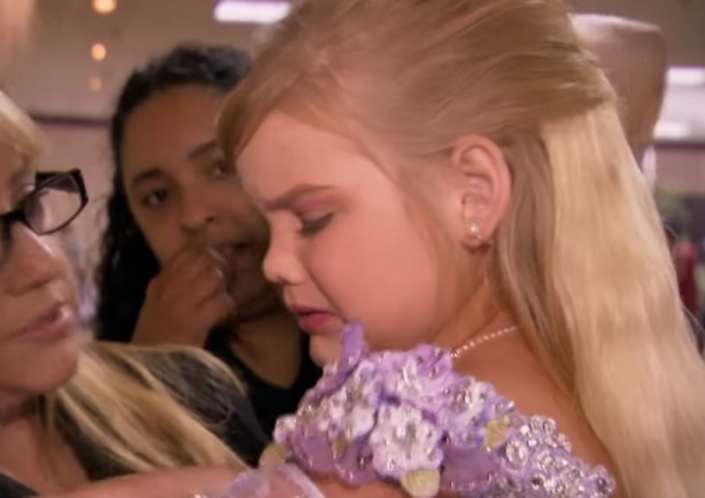 Bila je najlepša devojčica, a sada joj se život pretvorio u suze! Objavljena knjiga koja otkriva sve užase koje je doživela od rođene majke (FOTO)