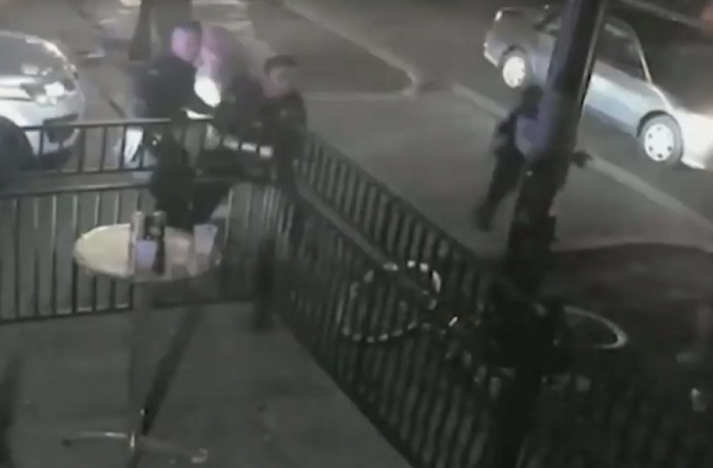 Posvađali su se sa gostima Tekila bara, pa se u njega vratili da poseju smrt! Jeziv snimak kruži internetom (VIDEO)