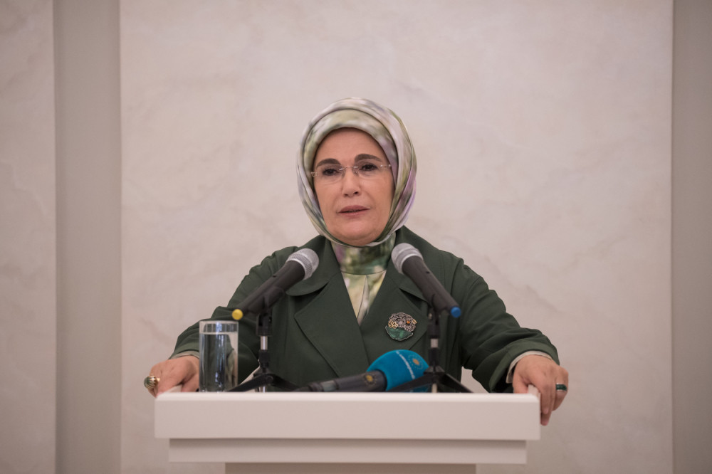 Svi pričaju o onome što je obukla! Zakopčana do grla, jednim detaljom bacila sve u senku (FOTO)