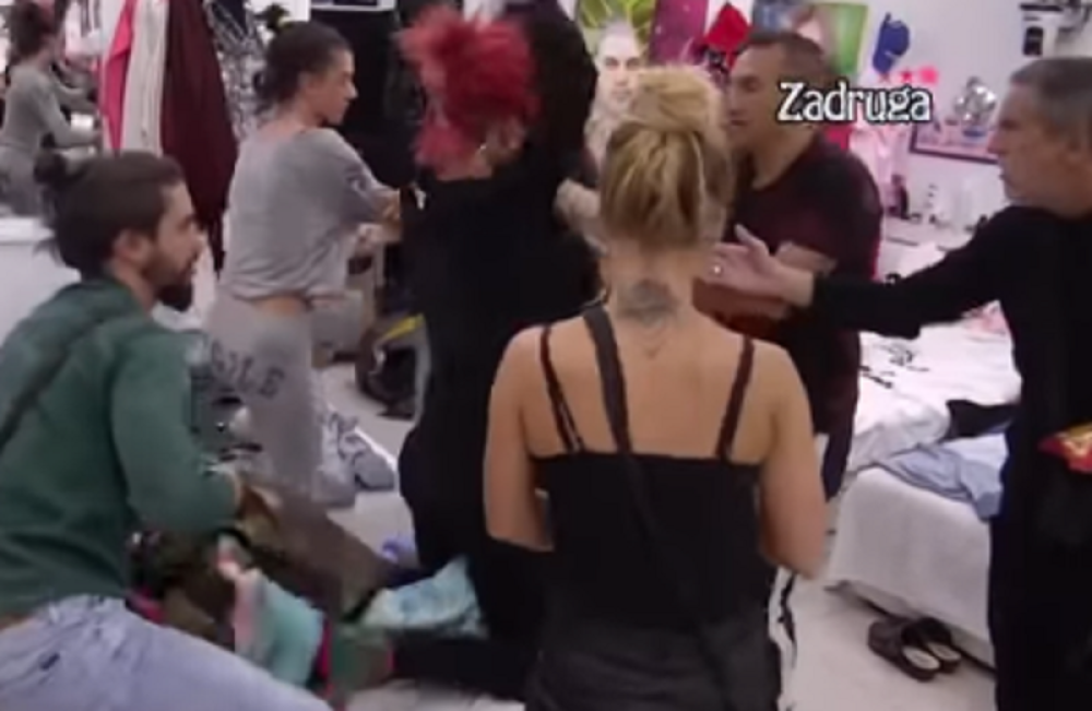 Stravična tuča u Zadruzi! Skočila na nju, pa počela da je grebe i udara po licu, nisu mogli da je obuzdaju!