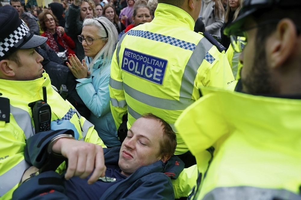 Ukrao kamion, pa krenuo u masu ljudi i automobila! Najmanje 17 povređeno, policija na nogama! (FOTO)