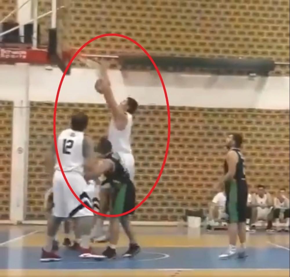 Miličić brutalnim zakucavanjem umalo slomio konstrukciju koša! (VIDEO)