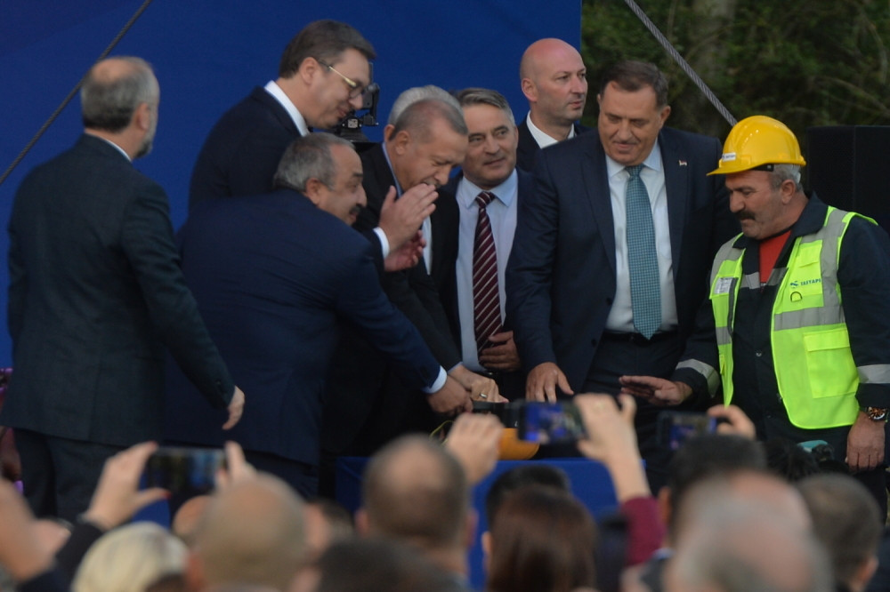 Dodik stajao na bini sa Vučićem i ostalim zvaničnicima, a onda je u jednom trenutku podigao ruku - Načinio retko smeo potez!