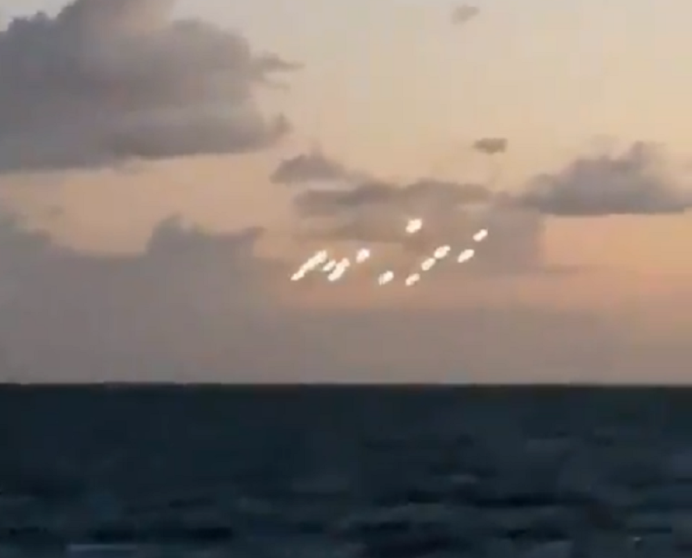 Dva crvena svetla su ga pratila, vojska je odmah podigla "miraže", a onda je usledio totalni ŠOK!