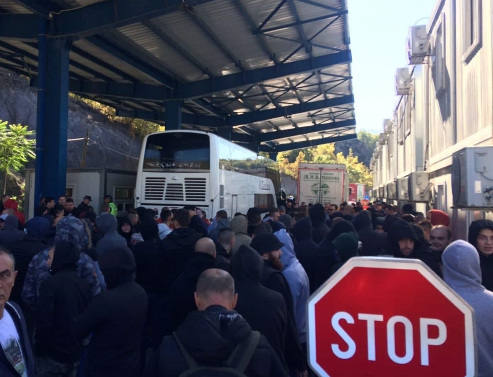 Zapevali "Oj, Kosovo, Kosovo" i nagrnuli iz automobila! Zaustavili autobus, NE DAJU NAZAD (VIDEO)