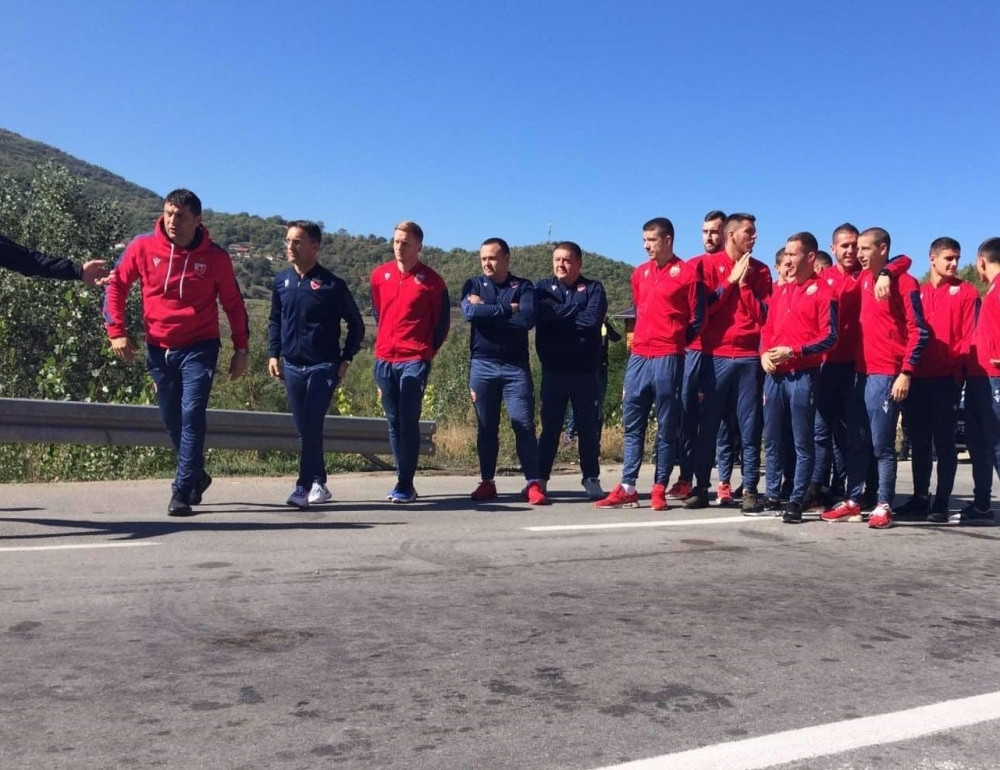 Igrači Zvezde odmah reagovali, izašli iz autobusa, pridružili se navijačima! Policija u čudu (VIDEO)