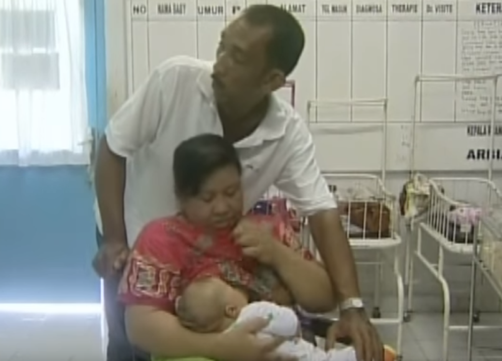 Rodila je trojke, a lekari su ostali šokirani kada su videli jednu od beba! Za sve je kriva ova opaka bolest majke!