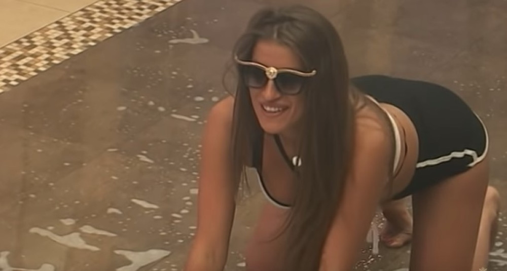 Polugola Dalila se valja po podu, nogama ga dodiruje po penisu, a nju grize za zadnjicu (18+)