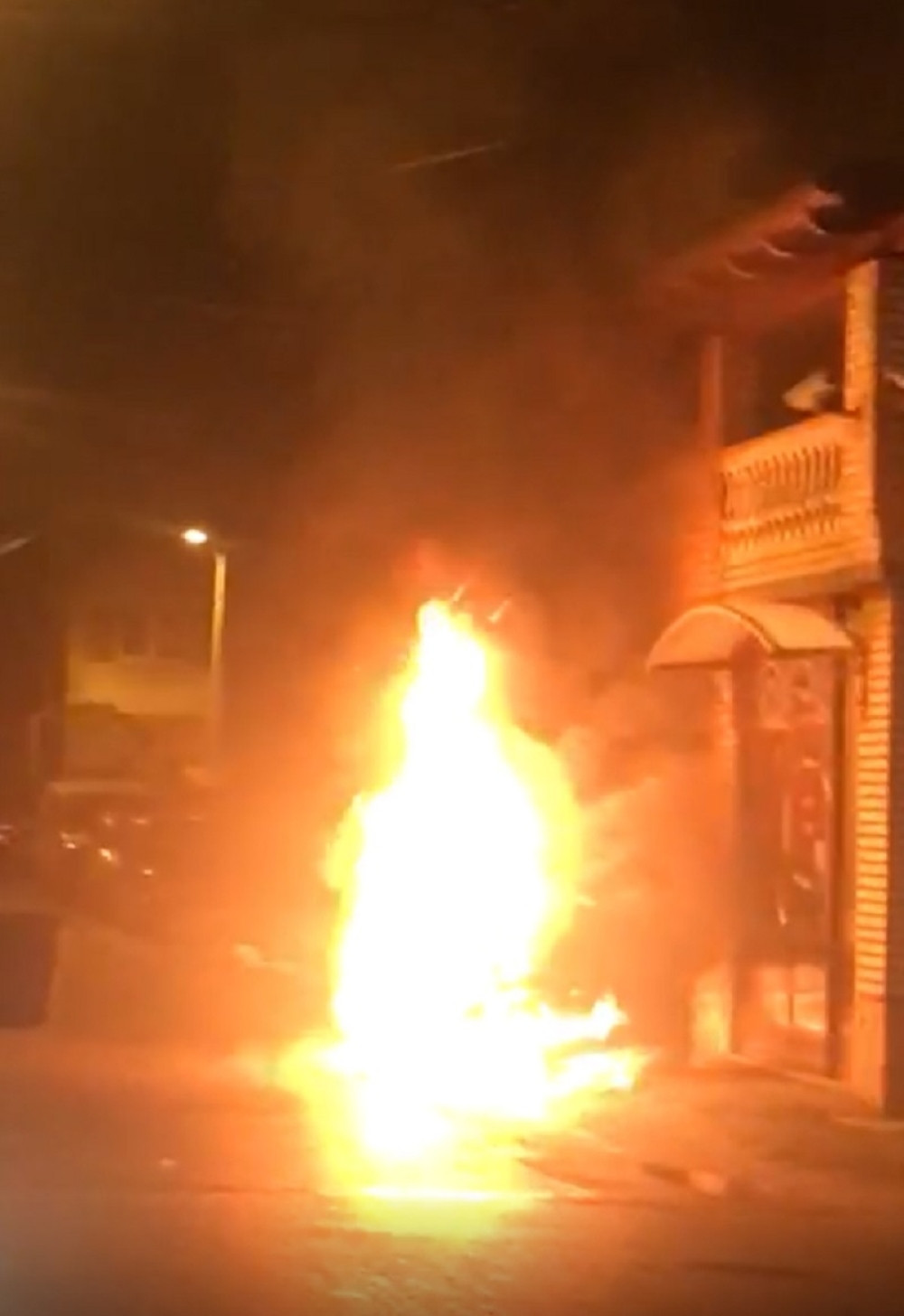 Dok je polivao automobil i palio ga, plamen je zahvatio i njega! Pretvorio se u živu buktinju! Novi Pazar ne pamti ovakav užas! (FOTO)