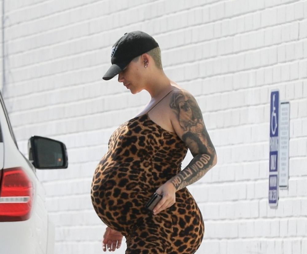 Nikad je ovakvu niste videli! Manekenka ćelava sa stomakom do zuba uhvaćena na sred ulice!