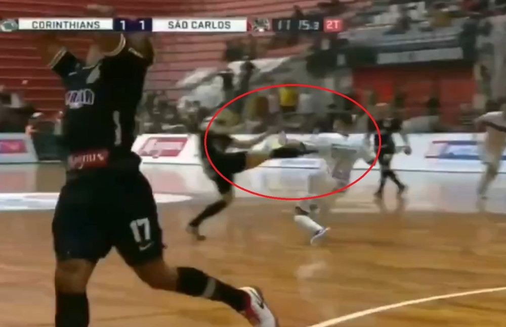 Krvnički udario protivnika "maj gerijem" direktno u glavu! Ostao da leži nepomičan, a onda je usledila panika! (VIDEO)