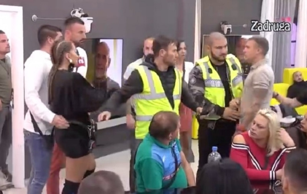 Dejan pobesneo zbog Dalile, pa nasrnuo na Karića! Jedva sprečen incident (VIDEO)