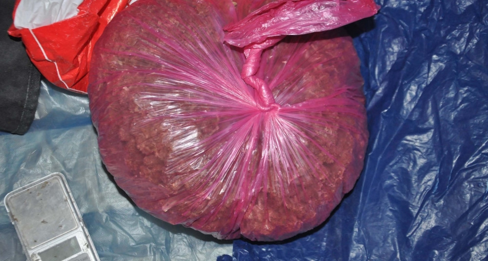 Policija sumnjala da u stanu drži drogu, ušli unutra i pronašli nešto mnogo gore! (FOTO)