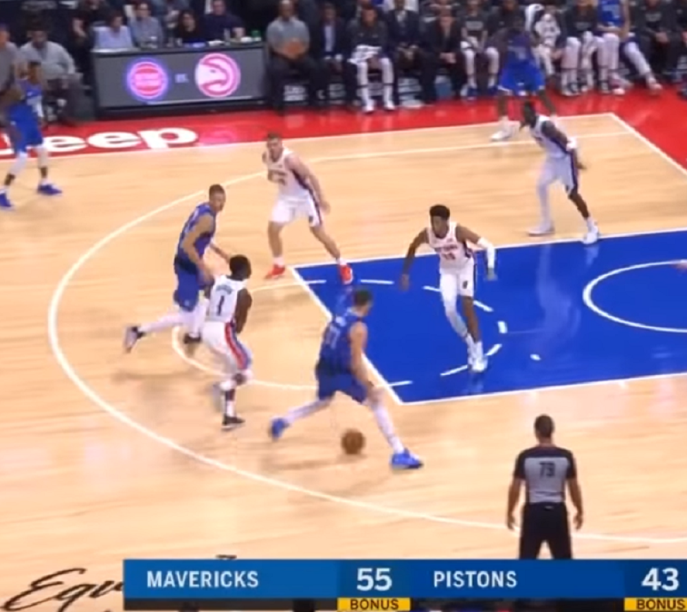 Čaroban dribling Luke Dončića koji je zbunio sve u dvorani! (VIDEO)