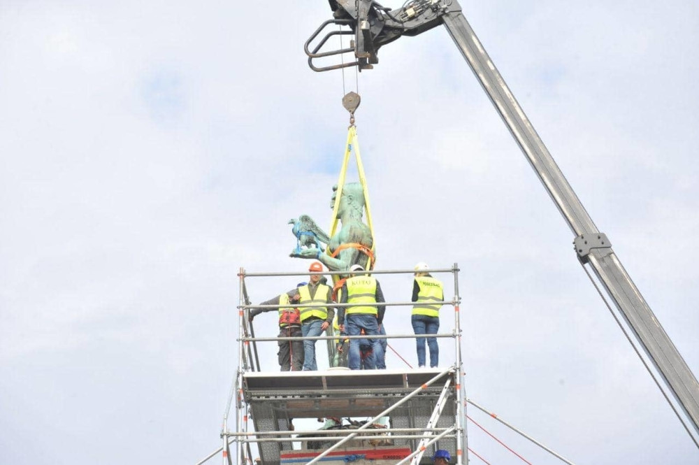 Počelo skidanje statue Pobednika sa postamenta na kojem je stajao 91. godinu! (FOTO)