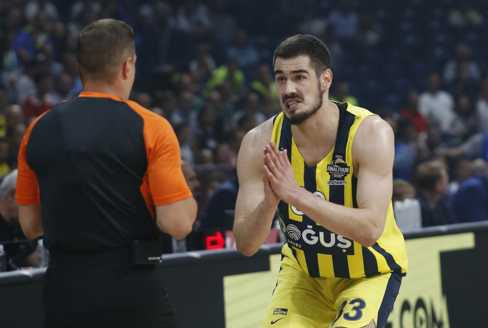 Najstrastveniji pevali "Nikola Turčine, napuši se k******!", dok ga je druga strana pozdravila aplauzima! (VIDEO)