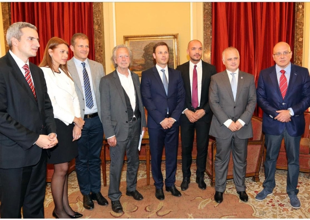 Vesić: Beograđani od srca čestitaju svom počasnom građaninu Peteru Handkeu!