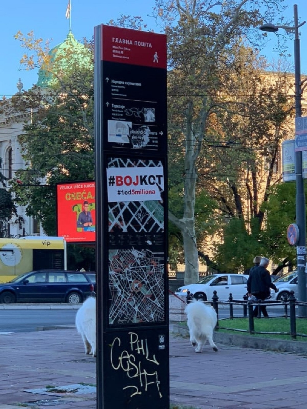 Lepe plakate po saobraćajnim znakovima i ugrožavaju bezbednost građana Srbije!
