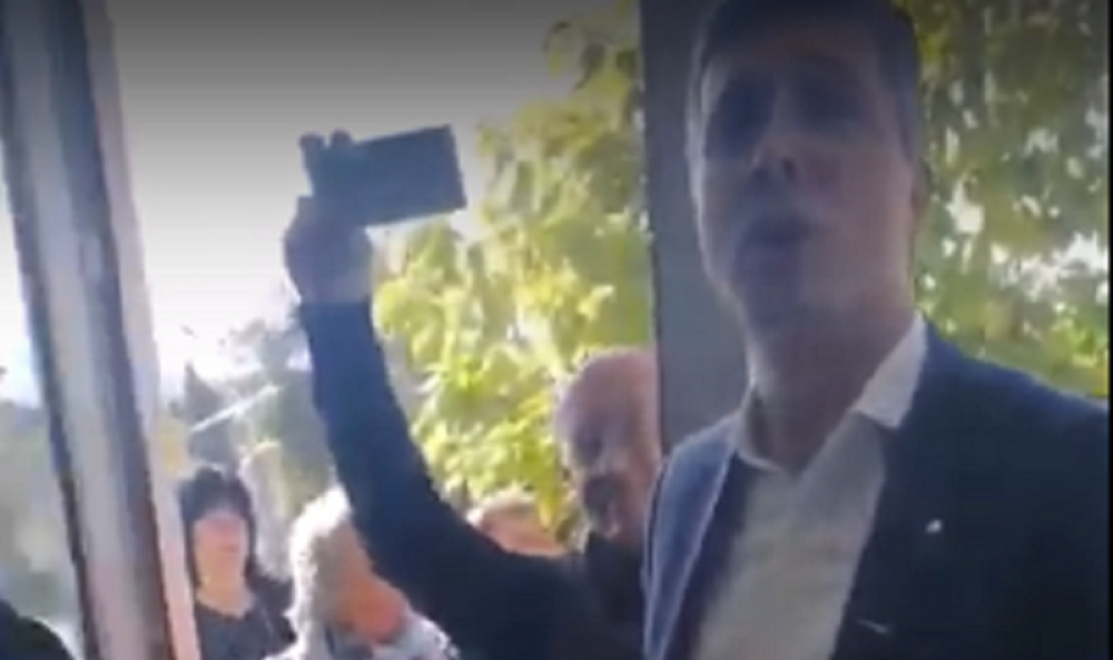 Boško Obradović pokušao da upadne u opštinu, portir ga izbacio napolje! (VIDEO)