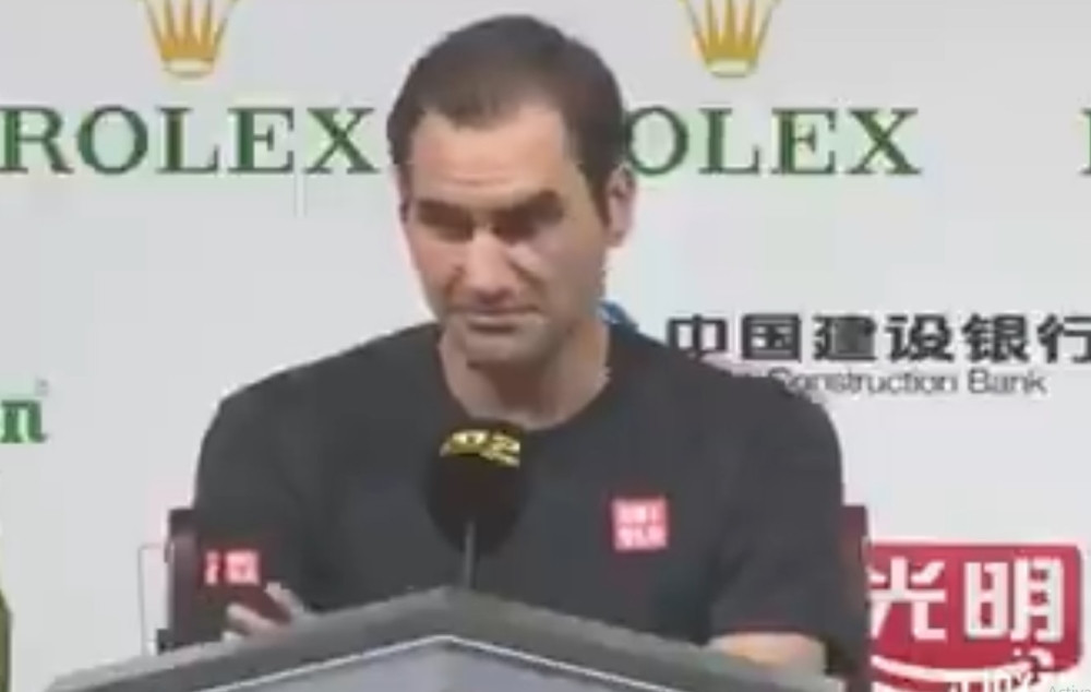 Isfrustirani Federer nije mogao da se iskontroliše na konferenciji posle poraza, glavni Novakov hejter stao u odbranu Švajcarca! (FOTO/VIDEO)