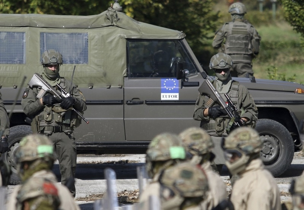 Kolima razvalio ogradu američke ambasade! Velike snage na licu mesta!