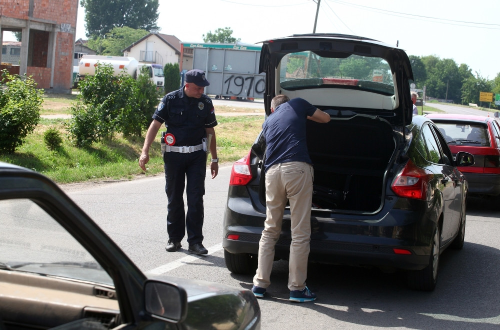 Zaustavili ga u Trsteniku, pretresli mu auto i našli 33 plastične vreće. Kad su ih otvorili - imali su i šta da vide!
