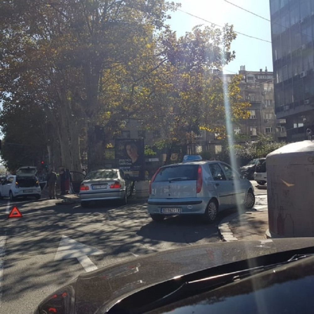 Zbog nestrpljivosti vozača nastao je kolaps! (VIDEO)