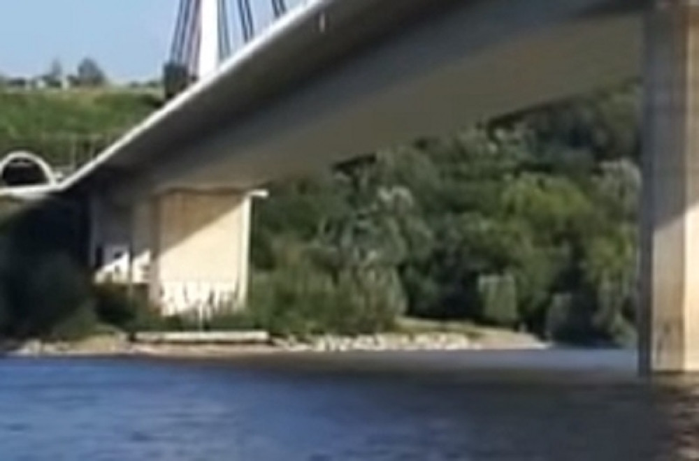 Muškarac je skočio, pa počeo da pliva. Policija je došla i onda je krenula opšta drama!