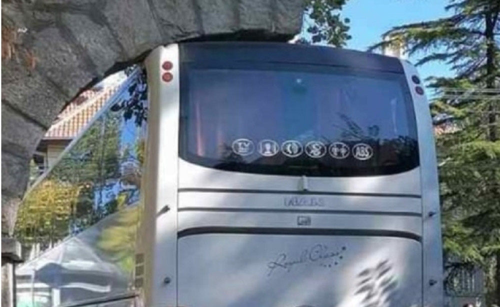 Autobus sa penzionerima se zakucao u kapiju Starog zdanja! (FOTO)