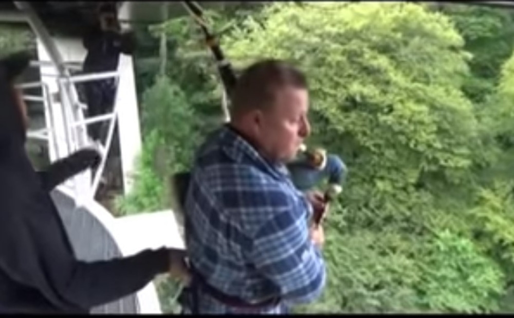 Skočio sa mosta sa sve narodnom nošnjom i gajdama, zvuk koji je nastao dovešće vas do suza! (VIDEO)