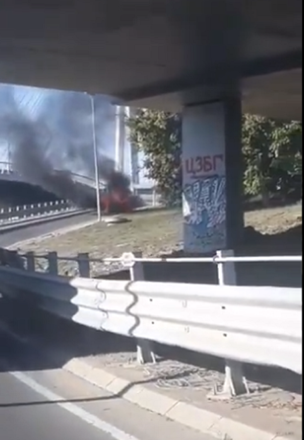 Zatvoren saobraćaj, auto u jakom plamenu! (VIDEO SA LICA MESTA)
