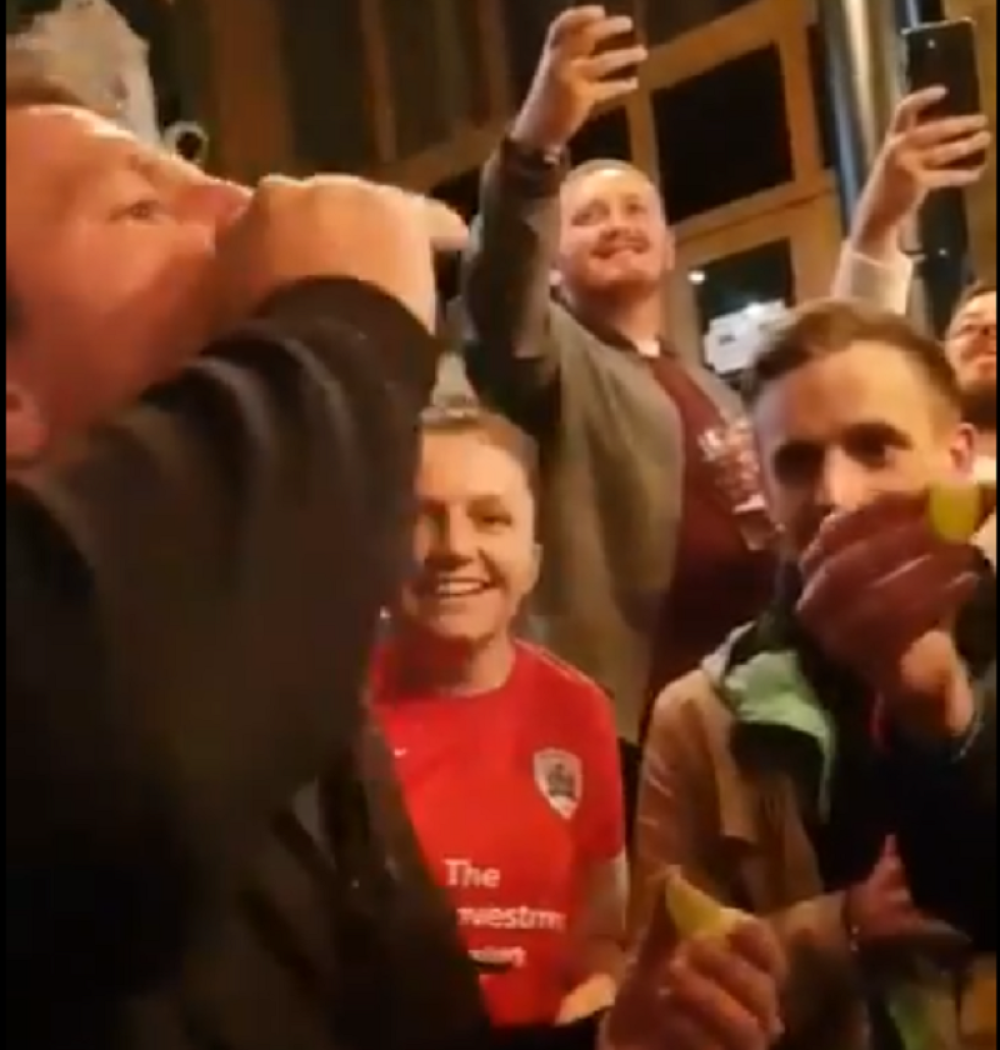 Pretrpeo ubedljiv poraz, dobio otkaz pa proslavio uz alkohol sa navijačima (VIDEO)