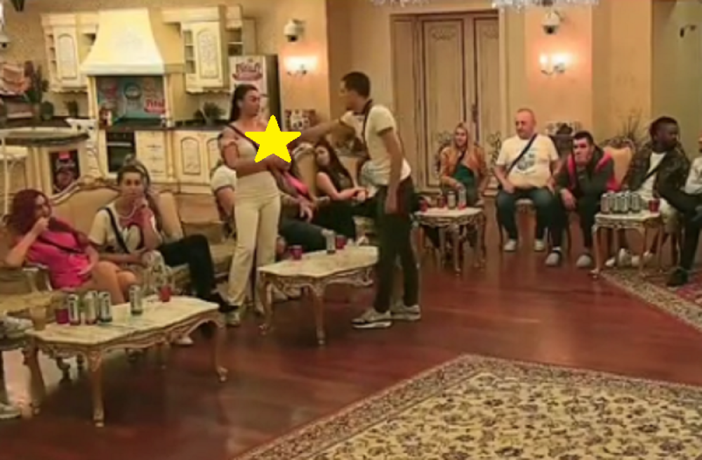 Pred milionima joj strgao majicu, Ivaniji Bajić ispala cela dojka! (VIDEO)