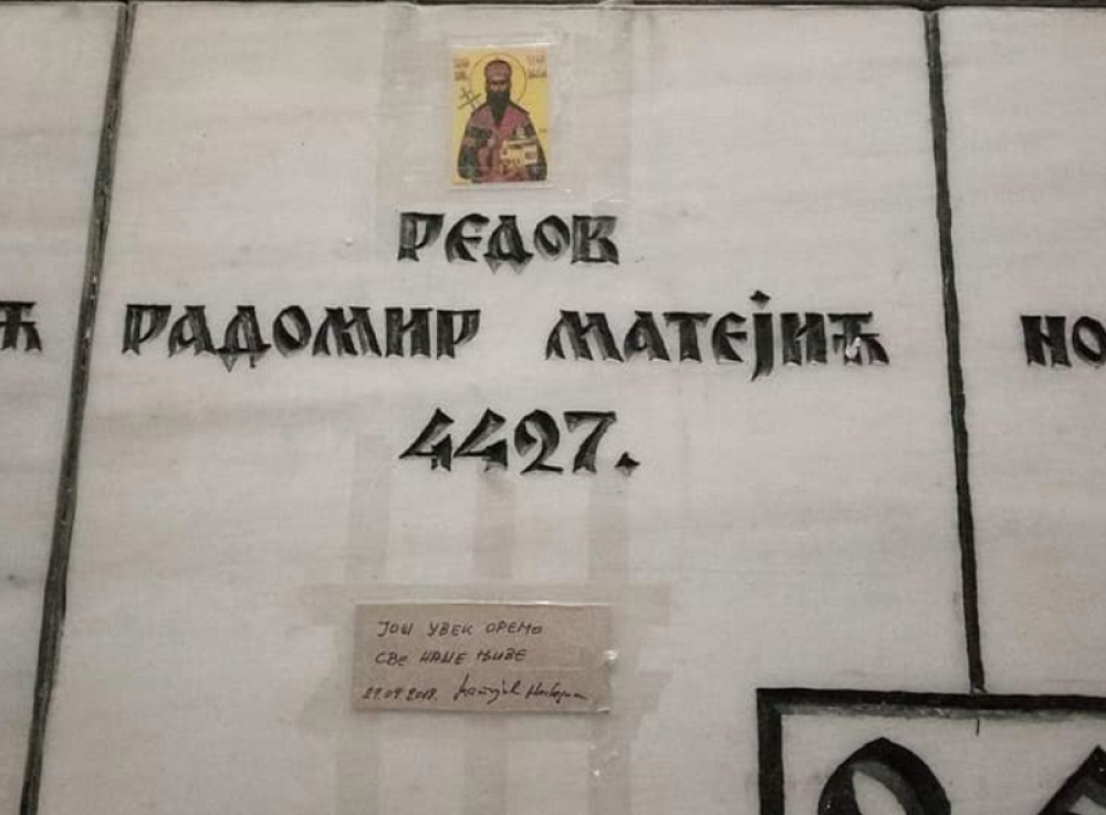 Zalepio je poruku na spomen ploči svog pretka, njegove reči odzvanjaju Zejtinlikom! (FOTO)