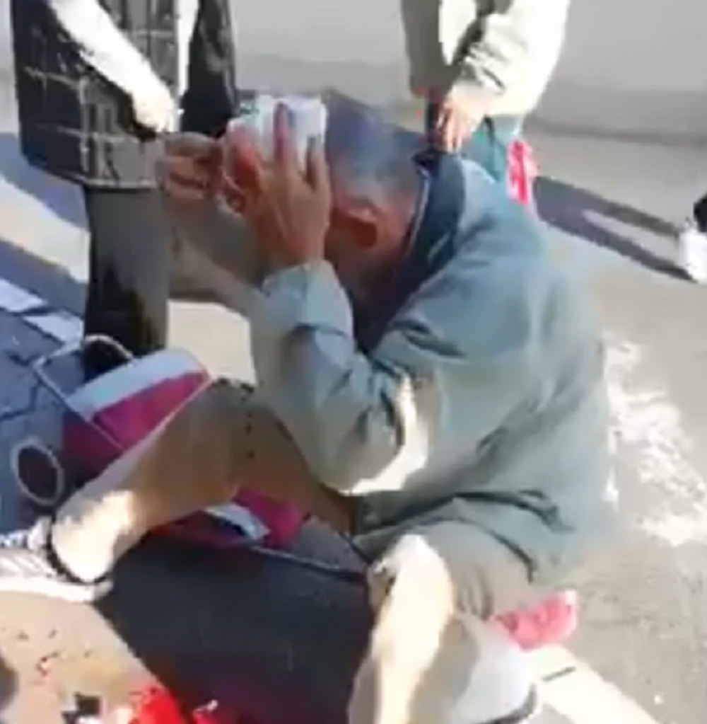 Čuo se jak i tup udarac, a onda su svi ugledali muškarca kako se drži za glavu i sedi u lokvi krvi! (UZNEMIRUJUĆI VIDEO SA LICA MESTA)