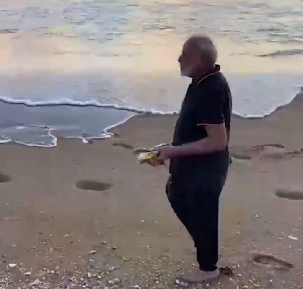 Izuo cipele i čarape, pa zagazio u đubre, a zbog onoga što je sledeće uradio ceo svet mu aplaudira! (VIDEO)